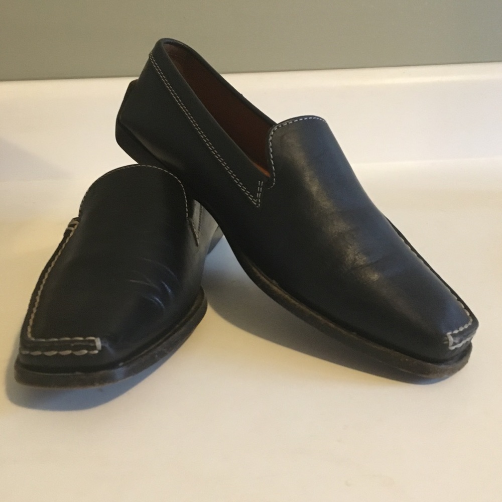 Tod’s womans black driving loafers.